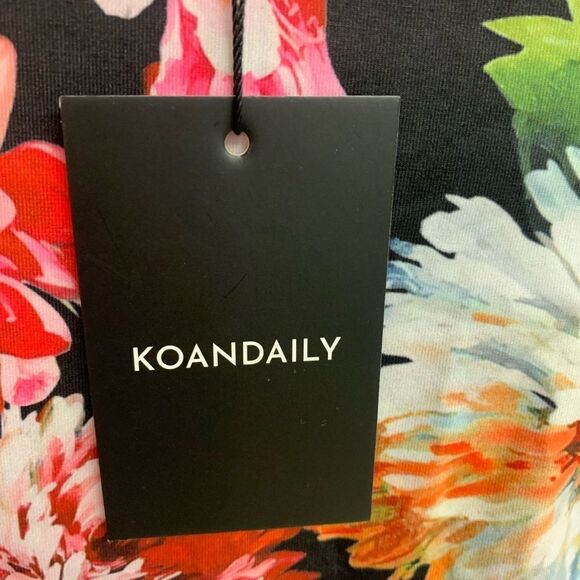 NWT! Beautiful Floral Dress - Picture 2 of 9